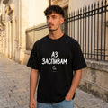 Мъж с черна oversized тениска Аз заспивам noDRAMA