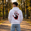 Мъж в бял oversized суитшърт с длан на гърба