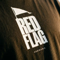Близък план на принта Red Flag върху черна памучна тениска noDRAMA