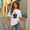 Жена с бяла oversized тениска Green Light със светофар noDRAMA