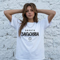 Жена с бяла тениска Винаги закъснява до варосана каменна стена noDRAMA
